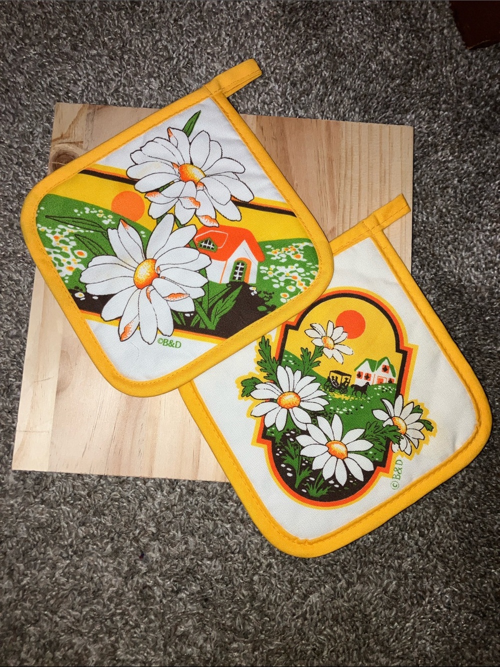 Vintage Yellow Daisy Pot Holders - Floral Kitchen Linens